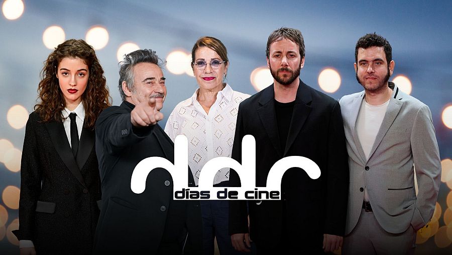 Cinco personas posan en un evento, con Karra Elejalde entre ellas.  Se ve el texto "Premios Días de Cine XII" y "d dc días de cine".