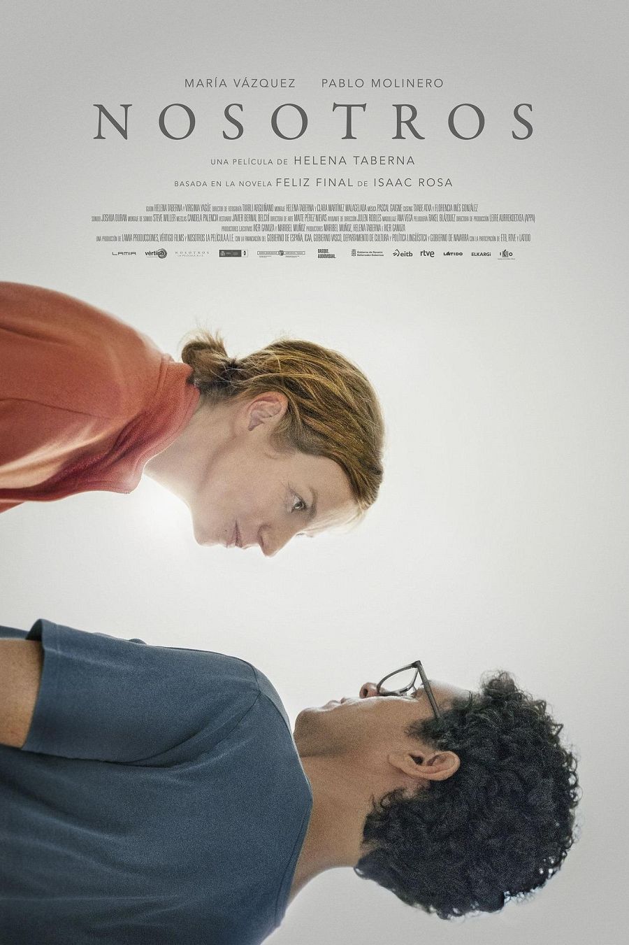Primer plano de dos actores mirándose, cartel de la película "Nosotros", dirigida por Helena Taberna. Basada en la novela "Feliz final".