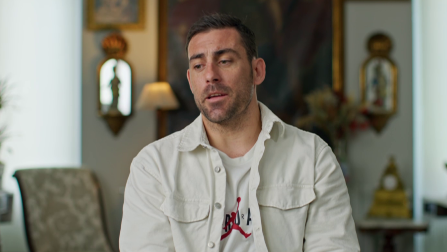Hombre con camisa blanca y camiseta Air Jordan, expresión seria.  Texto: "Justicia para Diego".
