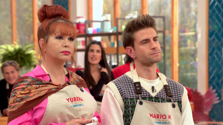 Imagen de Yurena y Mario Vaquerizo en 'Bake Off', con delantales personalizados y expresiones serias durante una prueba del programa.