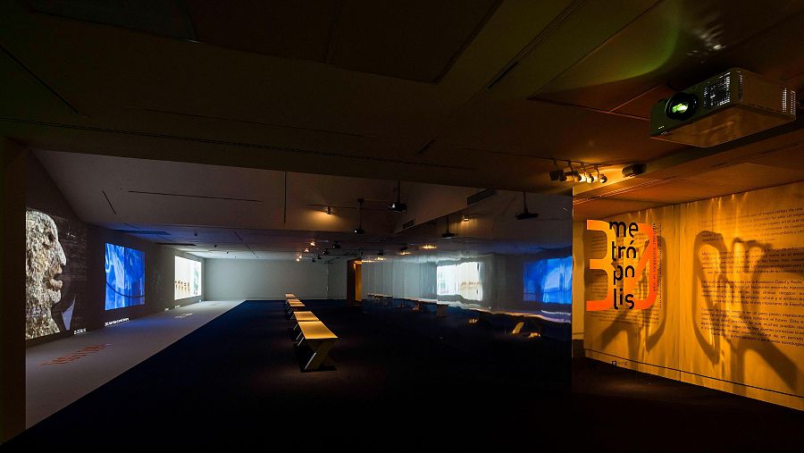 Vista de la exposición 'Metrópolis, 30 años en vanguardia' (Fundación Canal, Madrid, 2015)