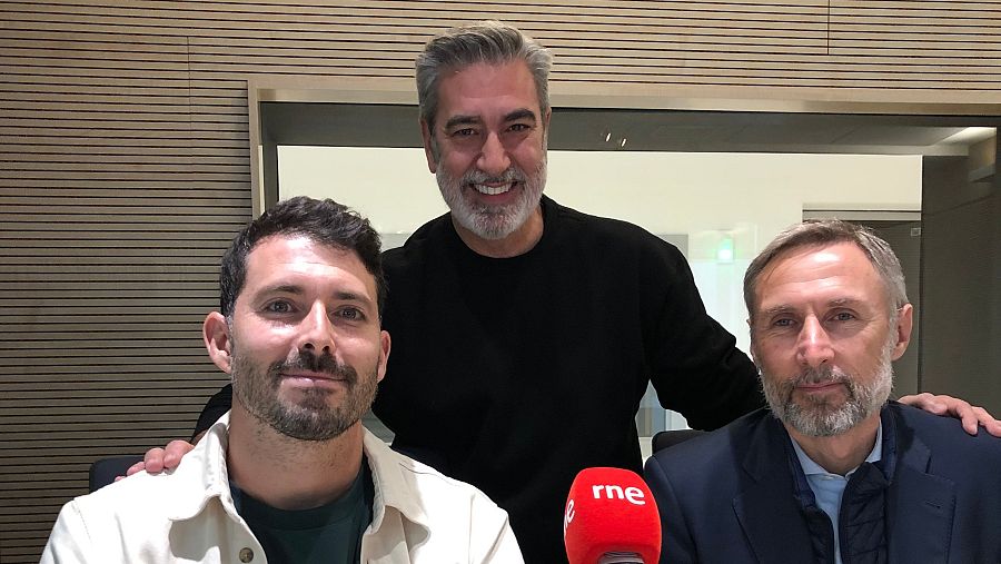 El influencer Sergio Peinado junto al director de Memoria de delfín, Arturo Martín, y el director general de FNEID, Alberto García