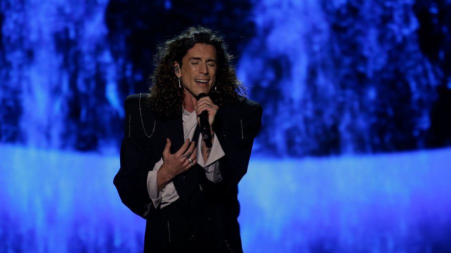 Lucas Bun a la semifinal del Benidorm Fest interpretant "Te Esbribo en el Cielo"