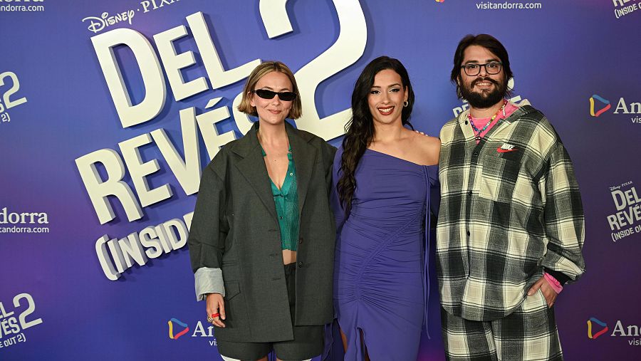 Premiere de "Del Revés 2": Rigoberta Bandini (blazer gris), Chanel Terrero (vestido morado) y Bray Efe (camisa a cuadros) posan en la alfombra roja.