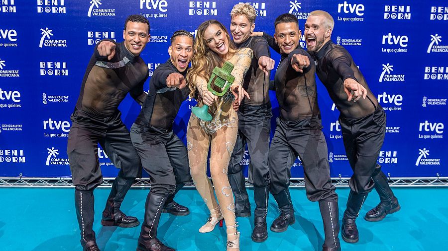 Melody celebra la victoria con sus bailarines