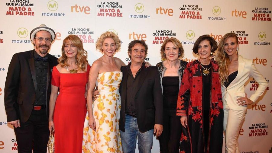 El equipo de actores de 'La noche que mi madre mato a mi padre' posa en el estreno