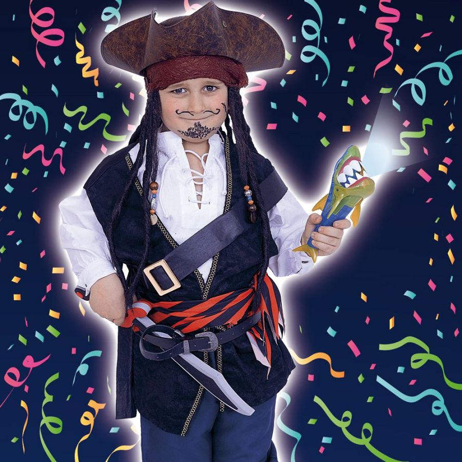 Niño pirata con linterna-tiburón, sombrero, chaleco y sable.  Fondo festivo con confeti. Texto: "Revista Clan Febrero 2025 - Regalo linterna-tiburón" e "Infantiles Noticias".