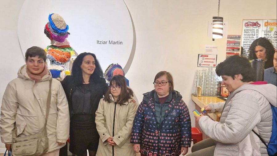 Artistas de ‘Las Consombrero’ con la comisaria (2024)