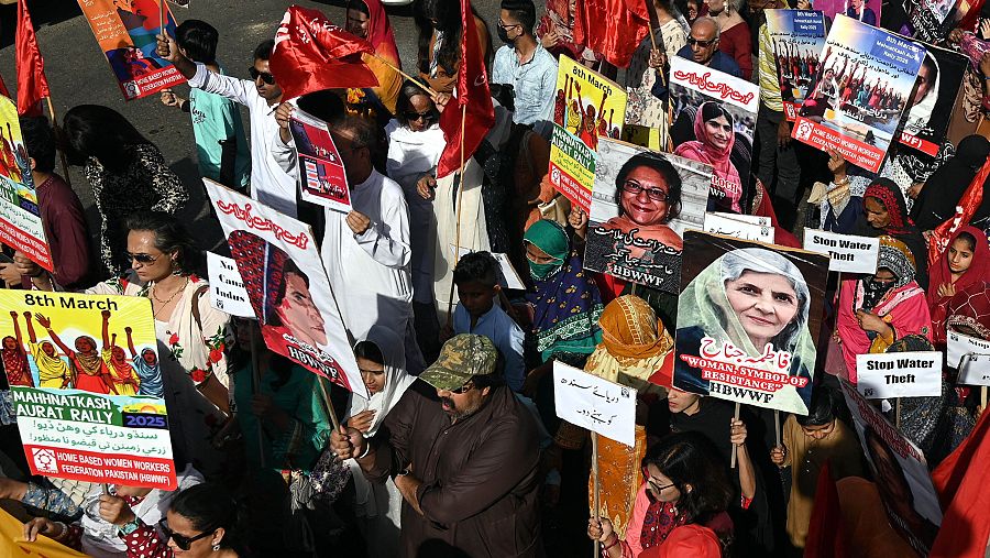 En Pakistán, las mujeres han salido pese a las negativas de las autoridades.