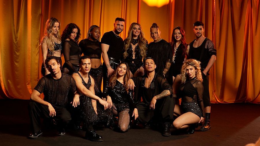 Melody y el equipo de baile para el videoclip de "ESA DIVA"
