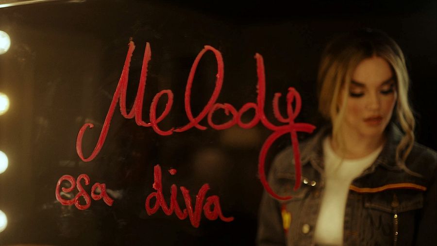 Melody en el videoclip de "ESA DIVA"