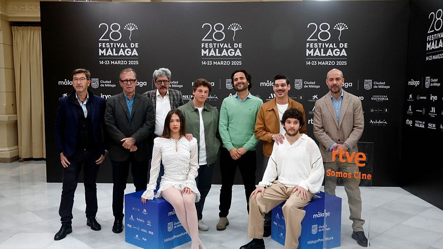 José Pastor, director de Cine y Ficción de RTVE, junto al equipo de 'Vírgenes'