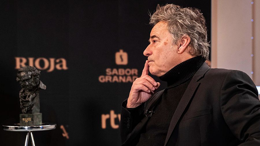 Eduard Fernández con uno de sus Premios Goya