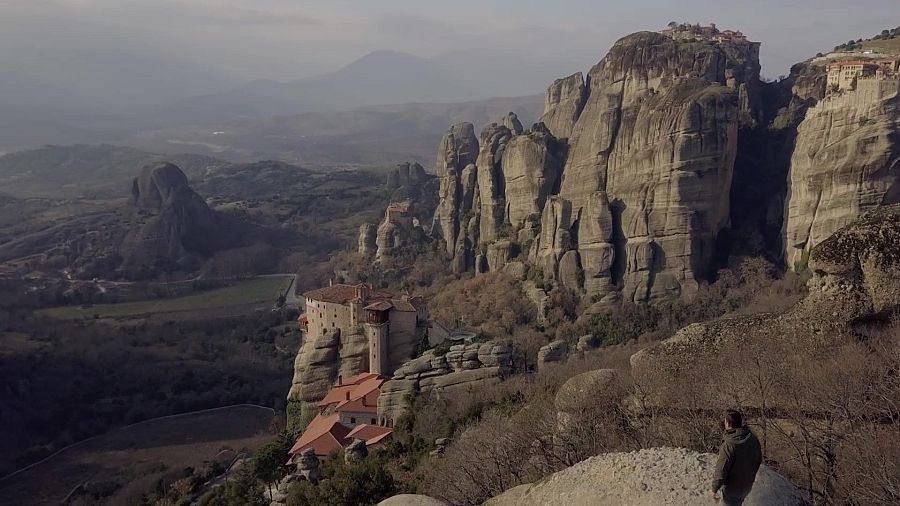 Monasterio en Meteora, Grecia.  Paisaje rocoso con vegetación escasa.  Texto: "GRÈCIA SENCER", "Turisme Rural al Món", "Un dels monestirs dels Meteors".