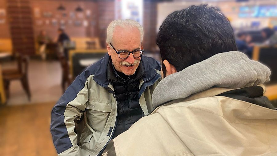Fede y Andrés en una cafetería de la T-4