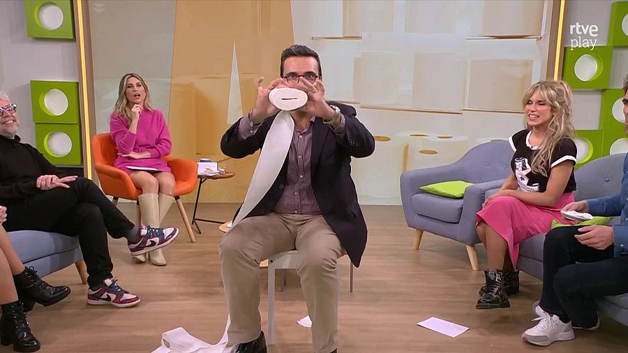 Un bon truc per no malgastar paper de vàter és aixafar-lo.