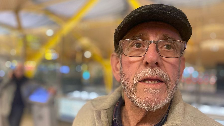 Julio es una de las personas sin hogar que lleva años durmiendo en el aeropuerto de Barajas.