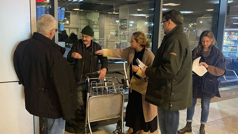 Manuel, una de las personas sin hogar que viven en Barjas, conversa con los voluntarios de Bokatas