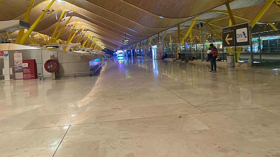 Aena ha retirado casi todos los bancos del aeropuerto de Barajas