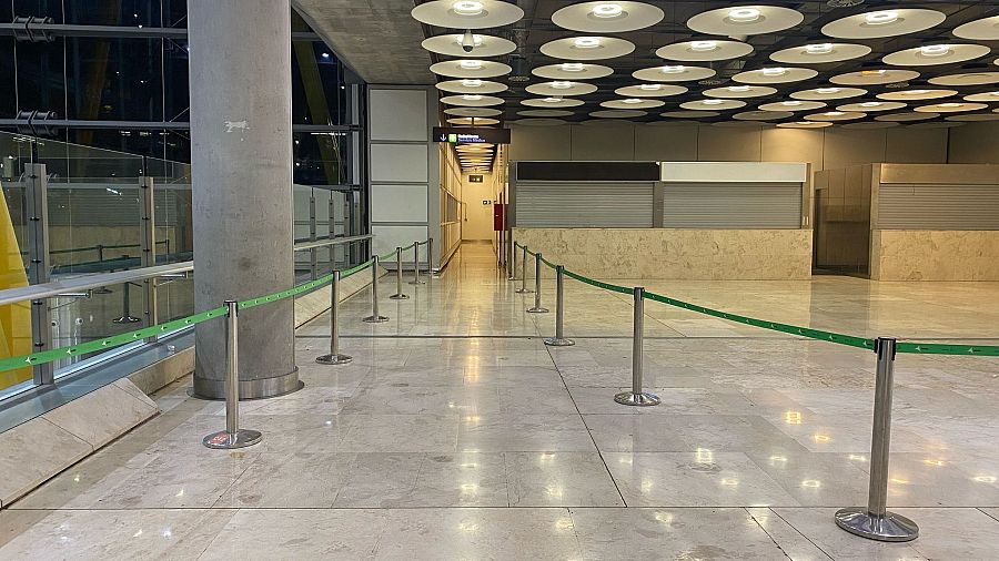 Aena ha ido acotando espacios para arrinconar en guetos a las personas sin hogar que duermen en el aeropuerto.