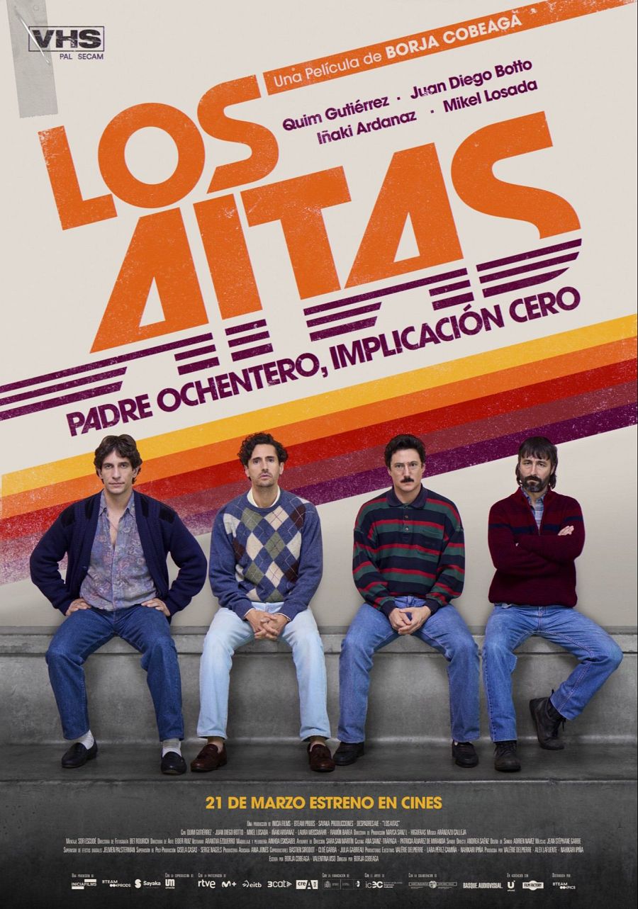 Cartel de la película "Los Aitas": cuatro hombres, ropa de los 80, estreno 21 de marzo. Comedia sobre la paternidad.