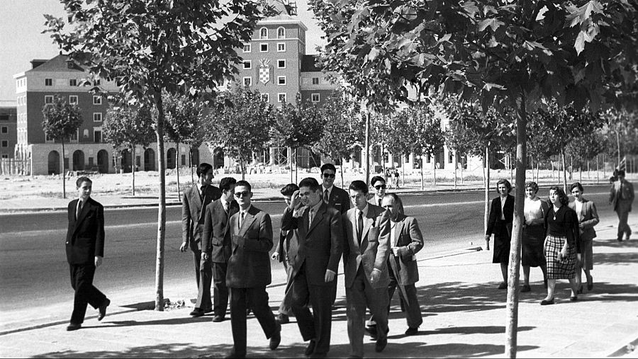 Estudiantes universitarios se dirigen andando desde la Ciudad Universitaria a la plaza de la Moncloa