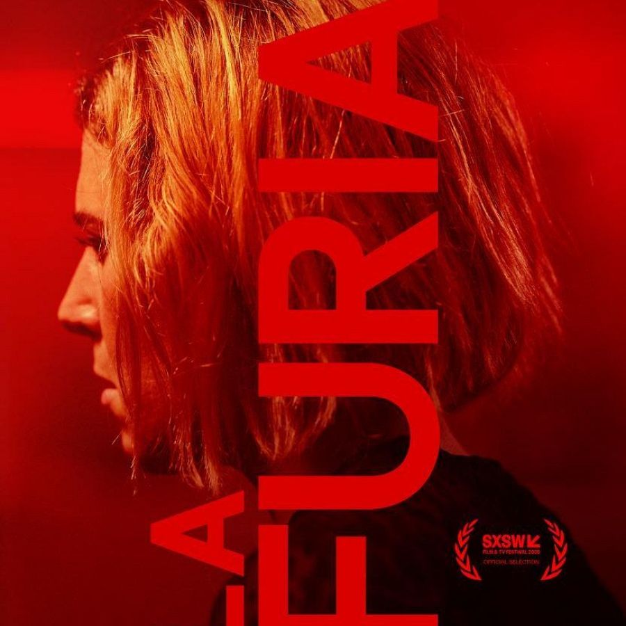 Póster rojo de película con perfil de mujer, pelo corto rubio rojizo. Título: "LA FURIA".  Selección oficial SXSW 2023.  "Són 4 dies"