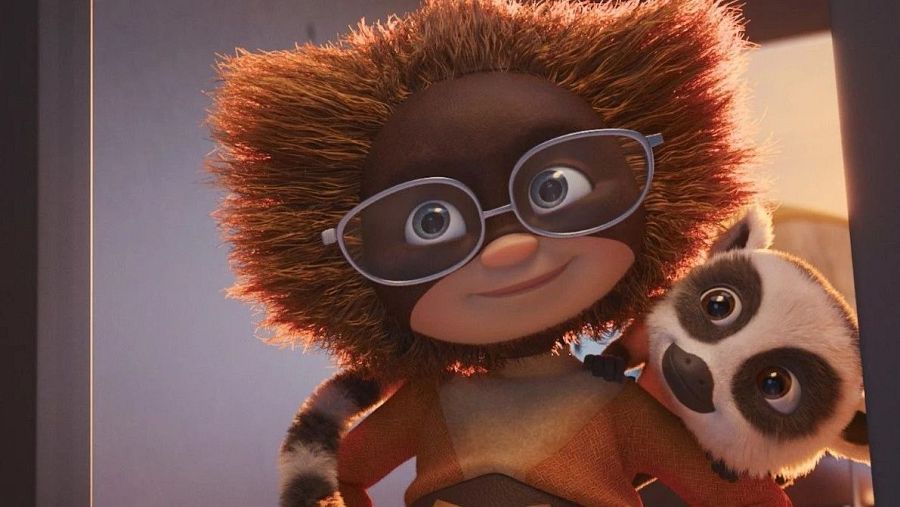 Dos primates animados, uno grande con traje naranja y gafas y otro pequeño, ambos con expresión amigable. Posible imagen promocional infantil.