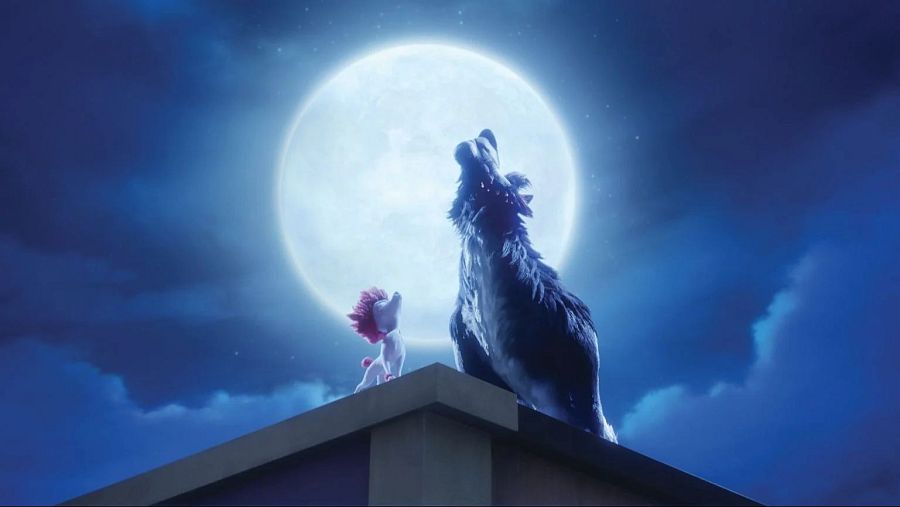 Lobo gris y cachorro blanco, bajo una gran luna llena, sobre un tejado oscuro.  Escena nocturna con atmósfera misteriosa.