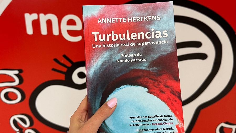 Portada del libro "Turbulencias", de Annette Herfkens (prólogo de Nando Parrado), con imagen abstracta y cita de Deepak Chopra.  Foto relacionada con una noticia.
