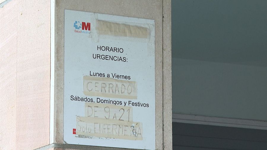 Horario de urgencias: cerrado de lunes a viernes; sábados, domingos y festivos, de 9 a 21h.  Cartel con logo de Salud Madrid.