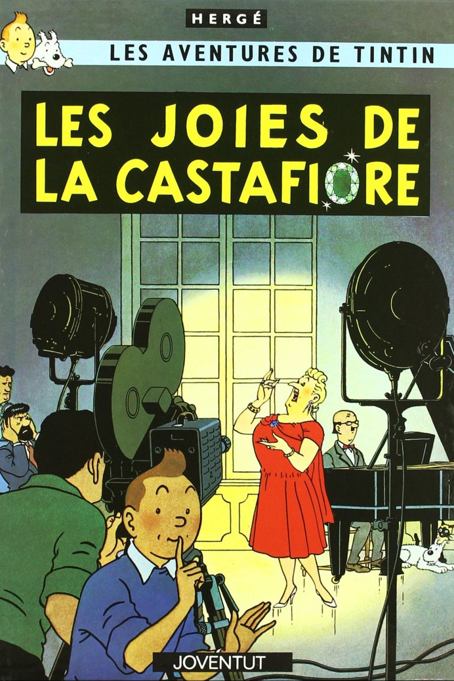 Portada del cómic "Las Joyas de la Castafiore": Bianca Castafiore canta, Tintín observa, cámara de cine antigua y equipo de iluminación presentes.