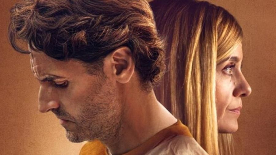 Perfiles de un hombre y una mujer, él con barba y cabello rizado, ella con cabello liso, mirando a la derecha sobre un fondo anaranjado. Tráiler de 'Tras el verano'.