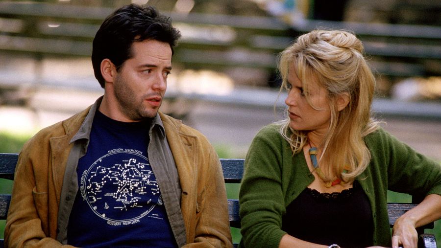 Matthew Perry y Meg Ryan conversan en un banco de parque. Él lleva camiseta azul marino y chaqueta marrón; ella, chaqueta verde oliva sobre camiseta negra.