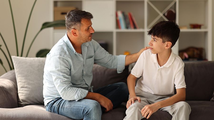 Padre hablando con su hijo