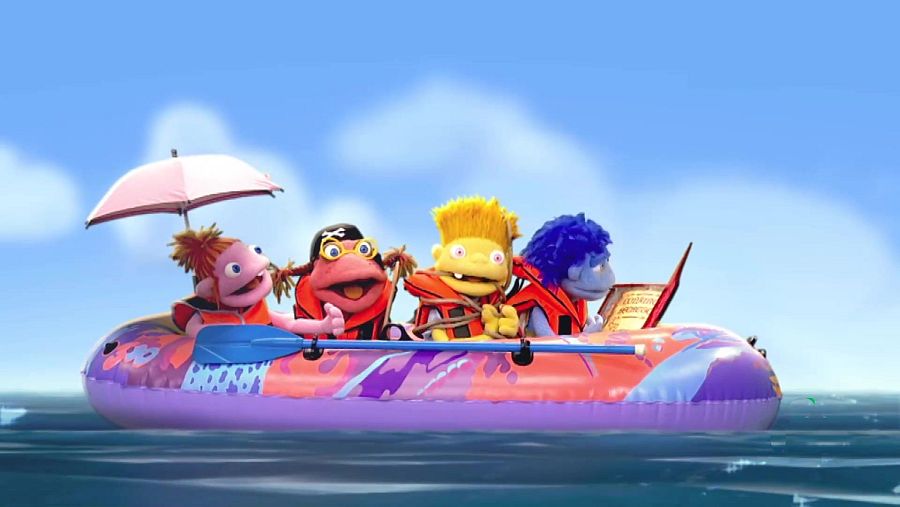 Cuatro Lunnis en balsa inflable rosa y morada sobre un mar azul. Uno lleva sombrilla, otro parche y sombrero, otro está atado y el último lee un libro.