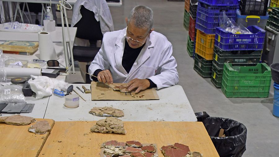 Aparecen más de 4.000 fragmentos de pinturas del siglo II d.C. en excavación de La Vila