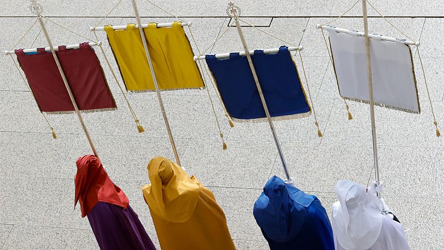Las cofradías de la Soledad, La Merced y las Angustias con sus insignias en la Semana Santa de Ferrol, A Coruña.