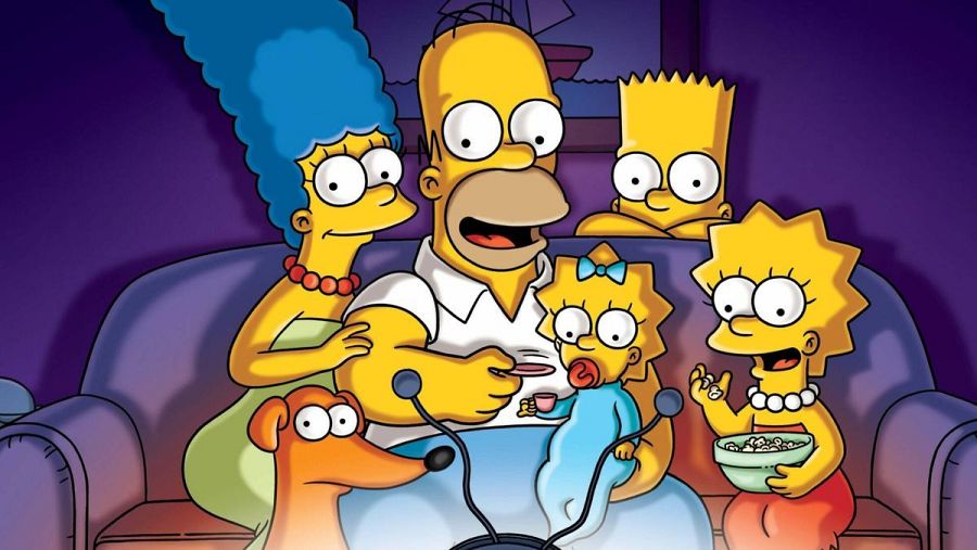 Los Simpsons, incluyendo a su perro, reunidos en su sala, viendo televisión; Homer come, Marge y los niños están sentados en el sofá.