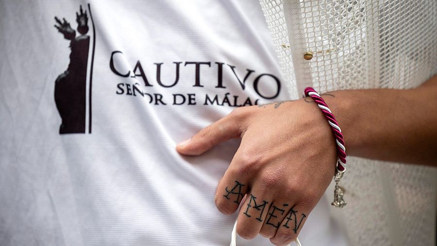 Un nazareno de Nuestro Padre Jesús Cautivo y María Santísima de la Trinidad que procesiona el Lunes Santo en Málaga