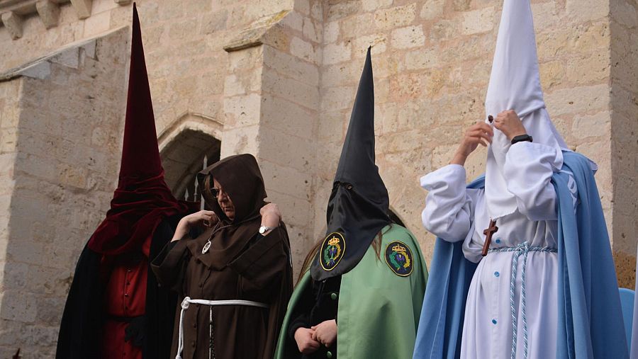 Acto de Vestición del Lunes Santo en Palencia donde se explica cada una de las partes del hábito del cofrade y su significado.