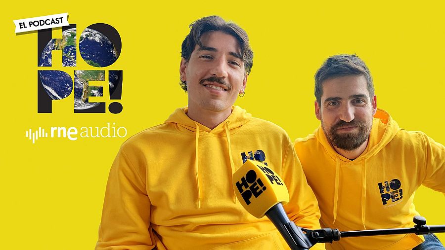 Dos hombres con sudaderas amarillas y el logo "Hope!" presentan un podcast. Un micrófono amarillo con el mismo logo está entre ellos, sobre un fondo amarillo brillante.