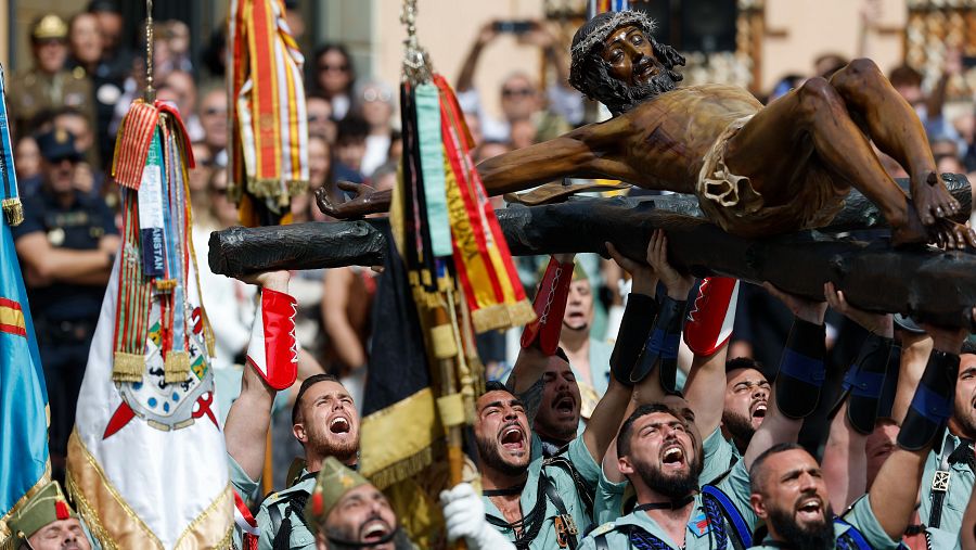 Traslado del Cristo de la Buena Muerte a hombros en Málaga