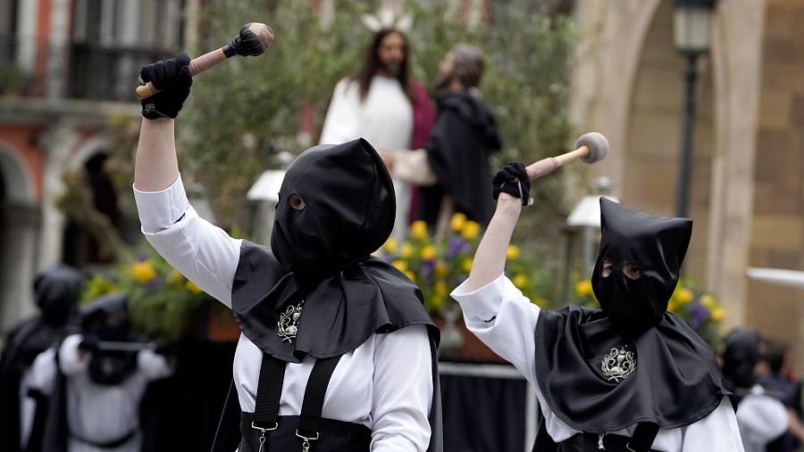 Nazarenos participan en la procesión de la Hermandad El Beso de Judas