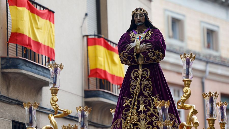Vista del paso del Cristo durante la procesión de Nuestro Padre Jesús Nazareno ‘El Pobre’ y María Santísima del Dulce Nombre en su Soledad