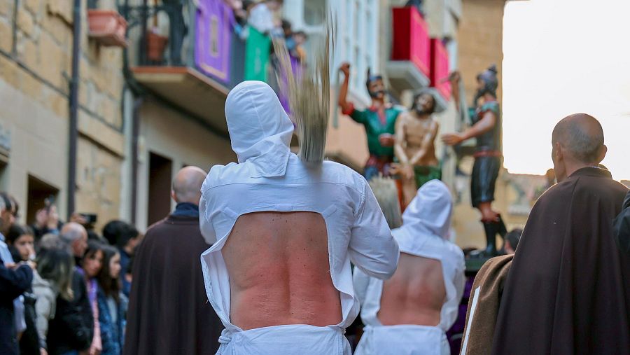 Doce disciplinantes han recorrido este Jueves Santo las calles de San Vicente de la Sonsierra, en La Rioja, para revivir la tradición medieval de Los Picaos