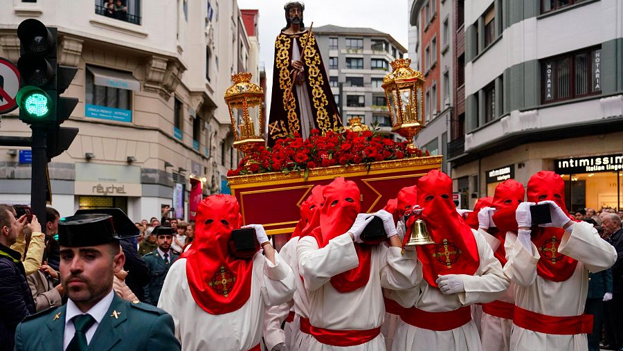 Nazarenos de la Hermandad del Jesús Cautivo a la salida de la basílica de San Juan el Real este Jueves Santo en Oviedo
