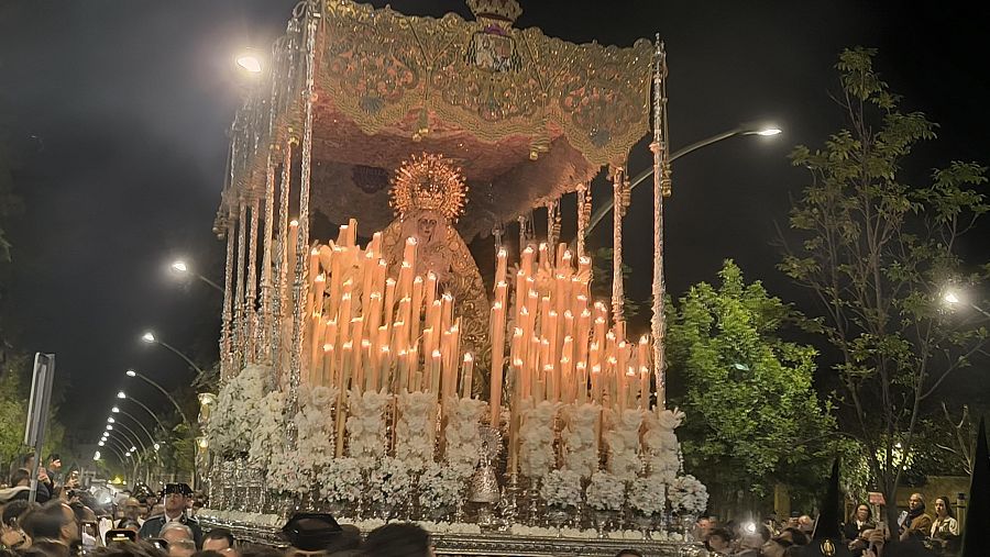 La Esperanza Macarena a su paso por la Alameda de Hércules, Sevilla