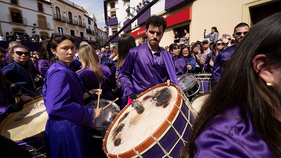 Decenas de personas durante la procesión de la Rompida de la Hora de Calanda