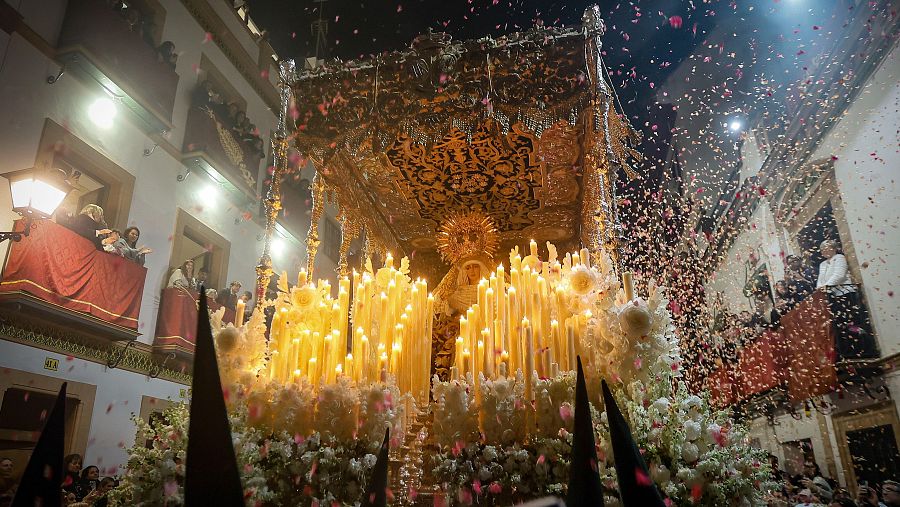 La Virgen Esperanza de Triana de la Hermandad Sacramental del Stmo.